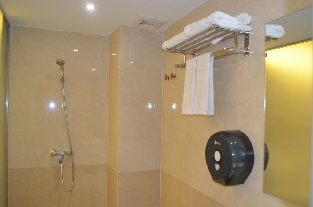 Good Luck Hotel Янгон Экстерьер фото